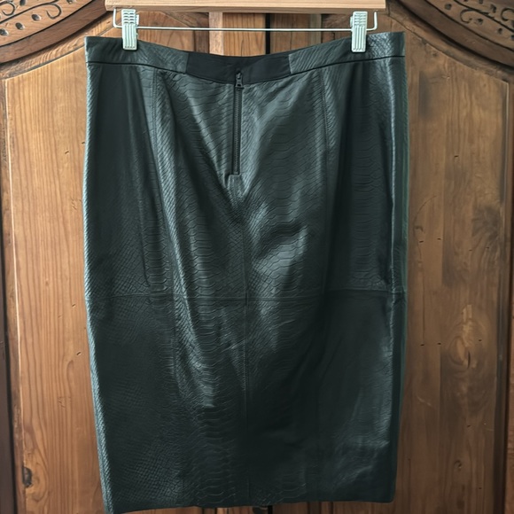 NWT ALICE & OLIVIA LAMBSKIN LEATHER MIDI LENGTH SKIRT. SIZE 10. - Picture 11 of 12
